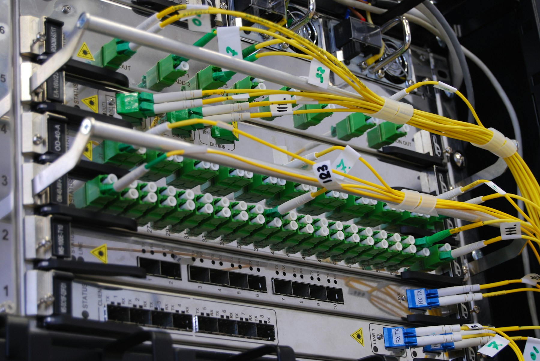 Switches opticos com conexoes de fibra em rack de datacenter